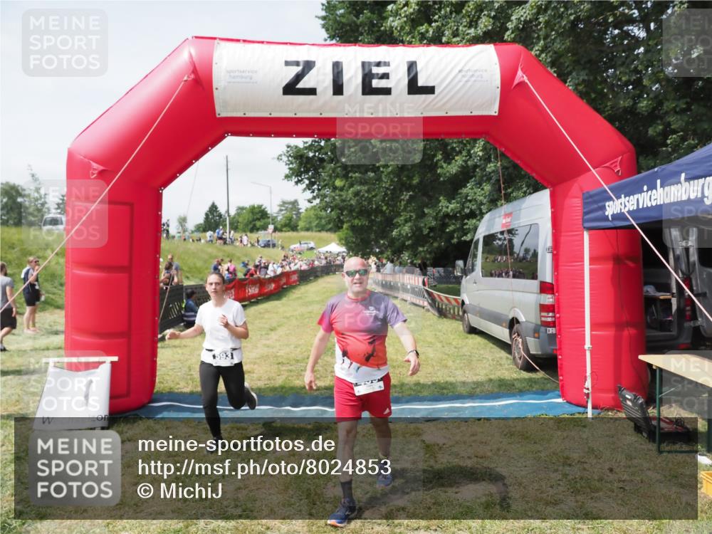 21.06.2025 - 27. Vierlanden-Triathlon MichiJ http://msf.ph/oto/8024853 15.06.2026 11:52:55 Ziel 459, 593, 616 meine-sportfotos.de