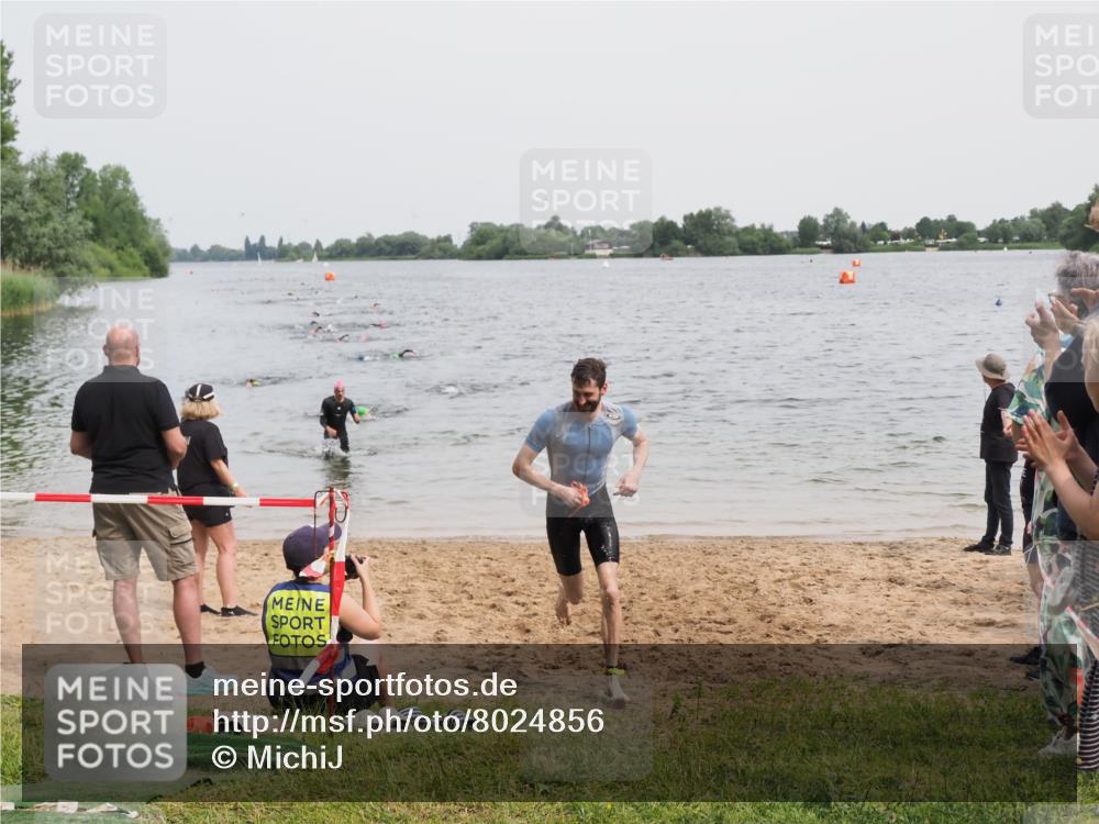 21.06.2025 - 27. Vierlanden-Triathlon MichiJ http://msf.ph/oto/8024856 15.06.2026 10:55:57 Schwimmen 683, 733 meine-sportfotos.de