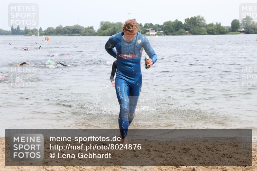 15.06.2025 - 27. Vierlanden-Triathlon Lena Gebhardt http://msf.ph/oto/8024876 15.06.2025 10:56:28 Schwimmen 730, 764, 771 meine-sportfotos.de