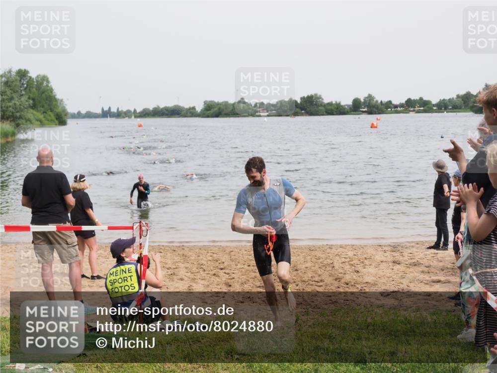 21.06.2025 - 27. Vierlanden-Triathlon MichiJ http://msf.ph/oto/8024880 15.06.2026 10:55:57 Schwimmen 683, 733 meine-sportfotos.de