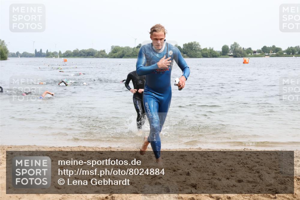 15.06.2025 - 27. Vierlanden-Triathlon Lena Gebhardt http://msf.ph/oto/8024884 15.06.2025 10:56:29 Schwimmen 685, 730, 764, 771 meine-sportfotos.de
