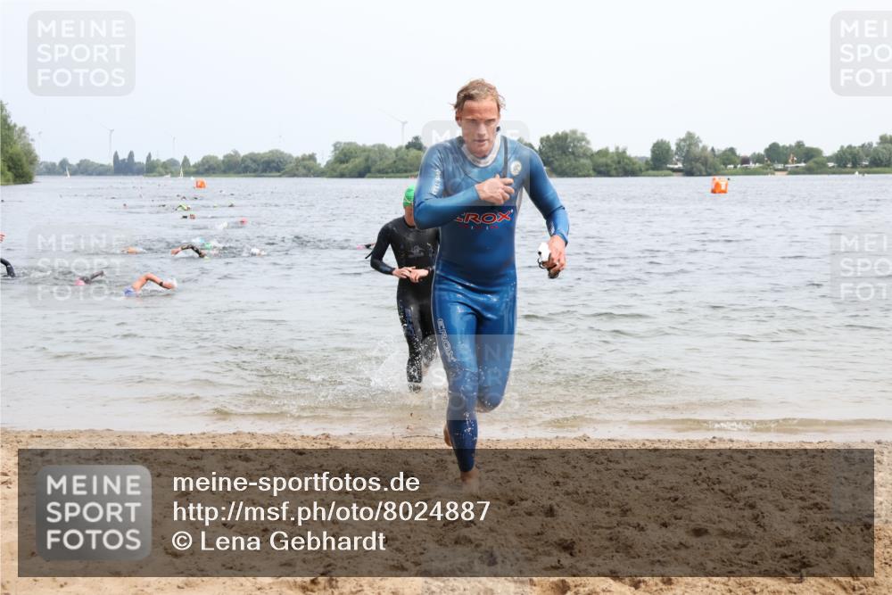 15.06.2025 - 27. Vierlanden-Triathlon Lena Gebhardt http://msf.ph/oto/8024887 15.06.2025 10:56:29 Schwimmen 685, 730, 764, 771 meine-sportfotos.de