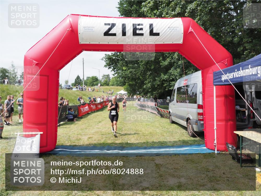21.06.2025 - 27. Vierlanden-Triathlon MichiJ http://msf.ph/oto/8024888 15.06.2026 11:53:07 Ziel 550 meine-sportfotos.de