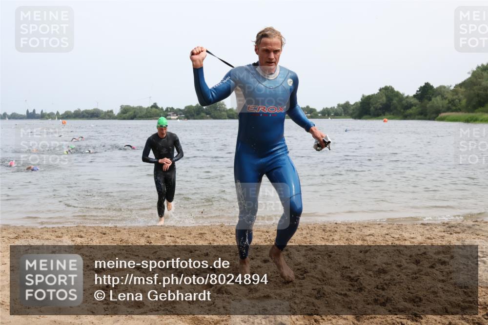 15.06.2025 - 27. Vierlanden-Triathlon Lena Gebhardt http://msf.ph/oto/8024894 15.06.2025 10:56:30 Schwimmen 685, 764, 771 meine-sportfotos.de