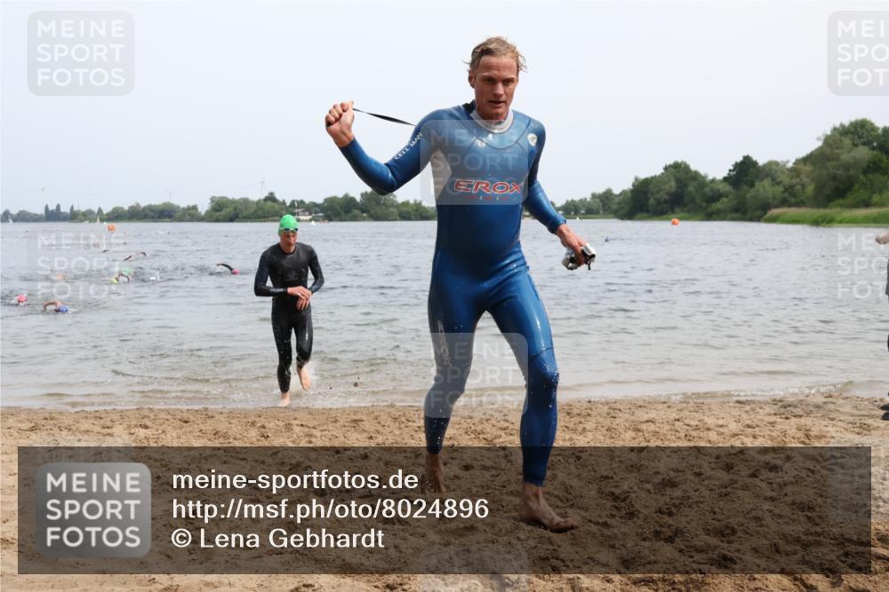 15.06.2025 - 27. Vierlanden-Triathlon Lena Gebhardt http://msf.ph/oto/8024896 15.06.2025 10:56:30 Schwimmen 685, 764, 771 meine-sportfotos.de