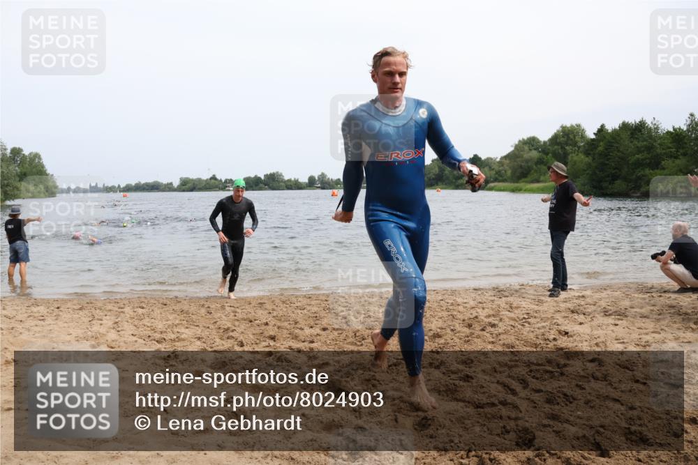 15.06.2025 - 27. Vierlanden-Triathlon Lena Gebhardt http://msf.ph/oto/8024903 15.06.2025 10:56:30 Schwimmen 685, 764, 771 meine-sportfotos.de