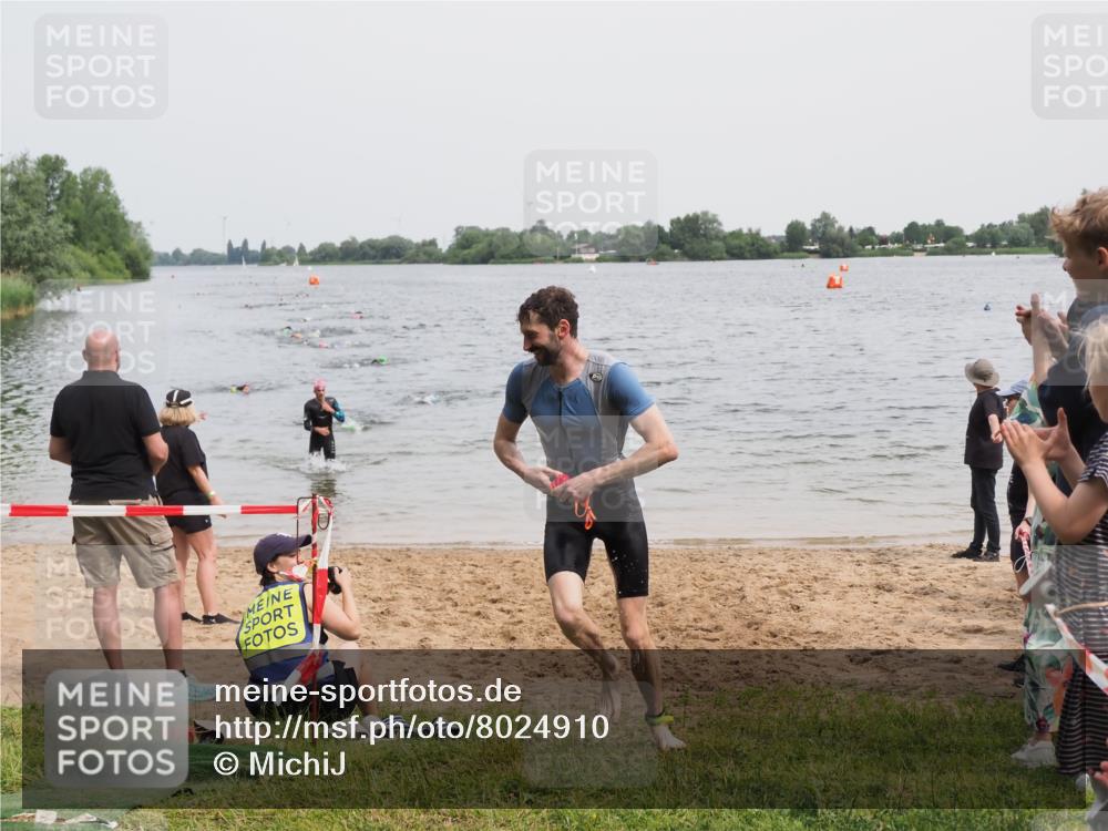 21.06.2025 - 27. Vierlanden-Triathlon MichiJ http://msf.ph/oto/8024910 15.06.2026 10:55:58 Schwimmen 683, 733 meine-sportfotos.de