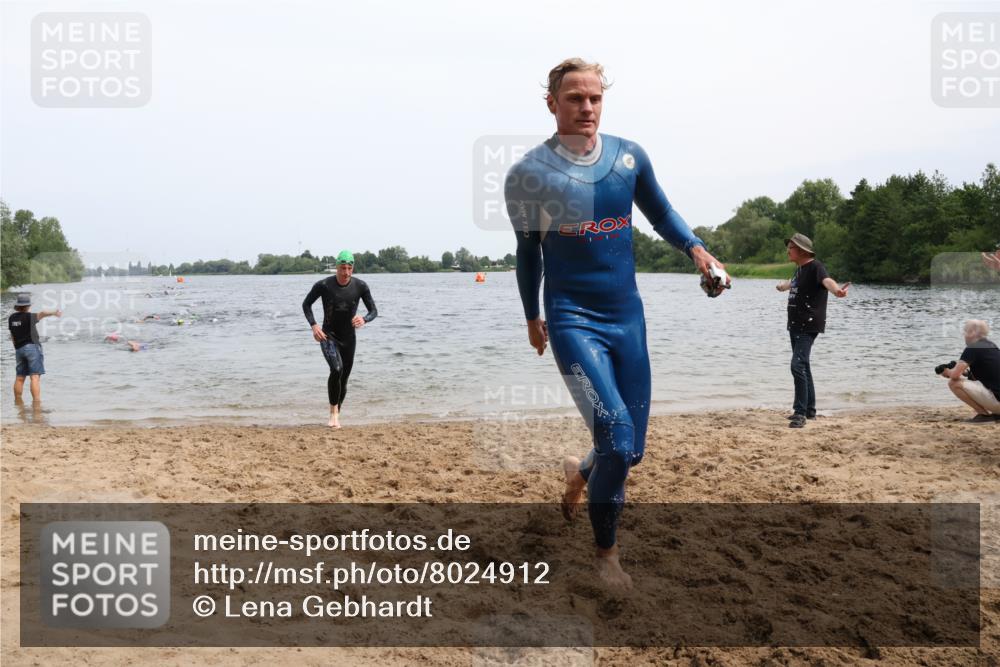 15.06.2025 - 27. Vierlanden-Triathlon Lena Gebhardt http://msf.ph/oto/8024912 15.06.2025 10:56:30 Schwimmen 685, 764, 771 meine-sportfotos.de