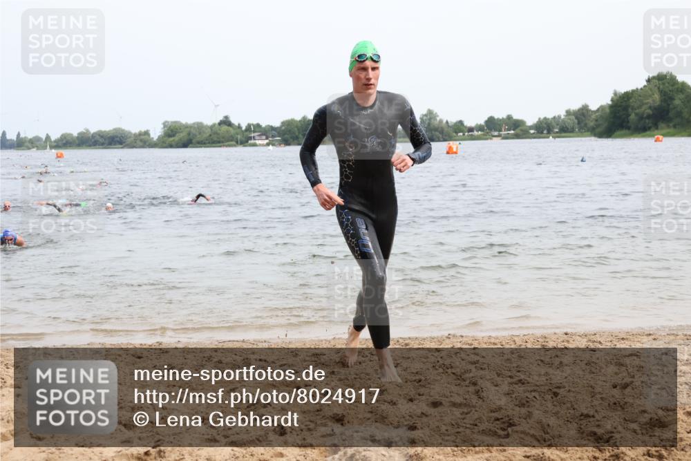 15.06.2025 - 27. Vierlanden-Triathlon Lena Gebhardt http://msf.ph/oto/8024917 15.06.2025 10:56:31 Schwimmen 685, 764, 771 meine-sportfotos.de
