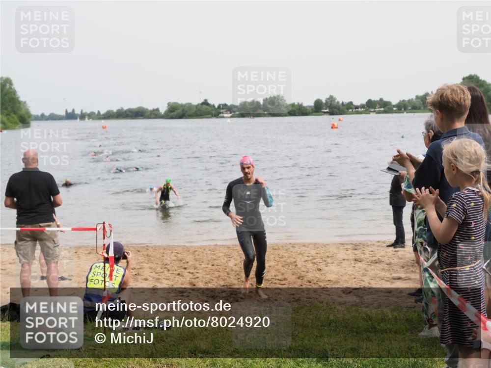 21.06.2025 - 27. Vierlanden-Triathlon MichiJ http://msf.ph/oto/8024920 15.06.2026 10:56:05 Schwimmen 702, 733 meine-sportfotos.de