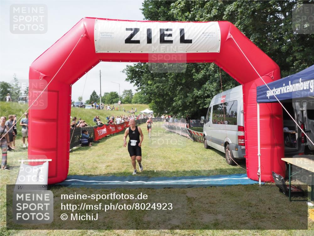 21.06.2025 - 27. Vierlanden-Triathlon MichiJ http://msf.ph/oto/8024923 15.06.2026 11:53:08 Ziel 488, 550 meine-sportfotos.de