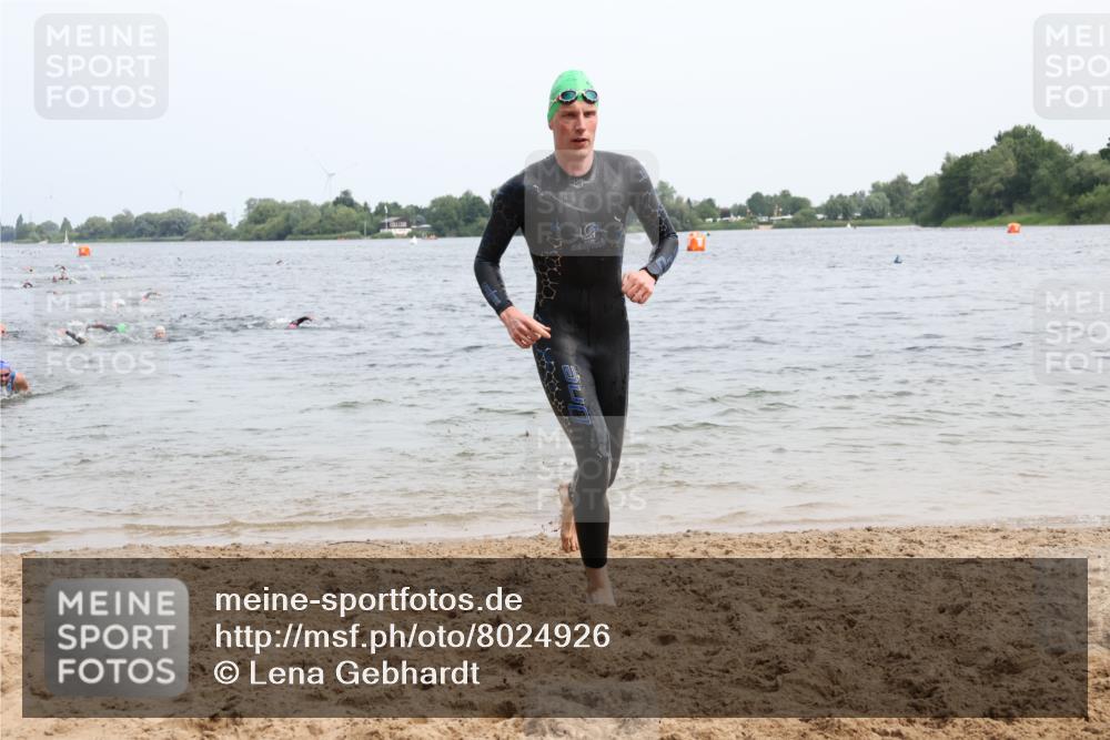 15.06.2025 - 27. Vierlanden-Triathlon Lena Gebhardt http://msf.ph/oto/8024926 15.06.2025 10:56:31 Schwimmen 685, 764, 771 meine-sportfotos.de