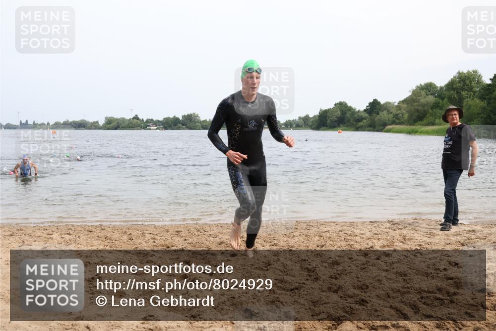 15.06.2025 - 27. Vierlanden-Triathlon Lena Gebhardt http://msf.ph/oto/8024929 15.06.2025 10:56:31 Schwimmen 685, 764, 771 meine-sportfotos.de