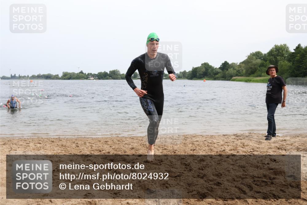15.06.2025 - 27. Vierlanden-Triathlon Lena Gebhardt http://msf.ph/oto/8024932 15.06.2025 10:56:31 Schwimmen 685, 764, 771 meine-sportfotos.de