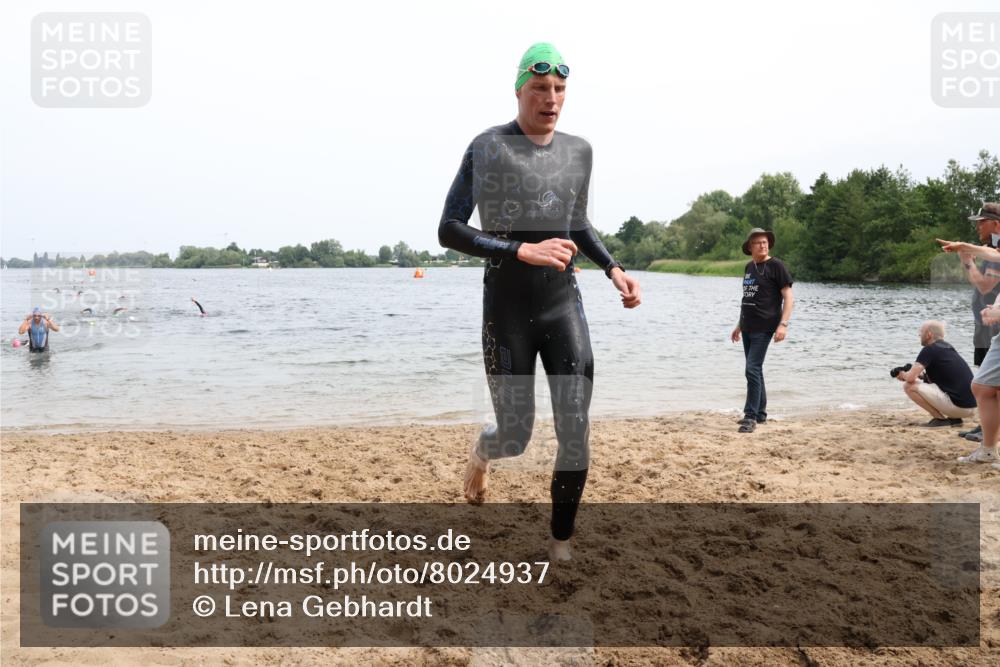 15.06.2025 - 27. Vierlanden-Triathlon Lena Gebhardt http://msf.ph/oto/8024937 15.06.2025 10:56:32 Schwimmen 685, 764, 771 meine-sportfotos.de