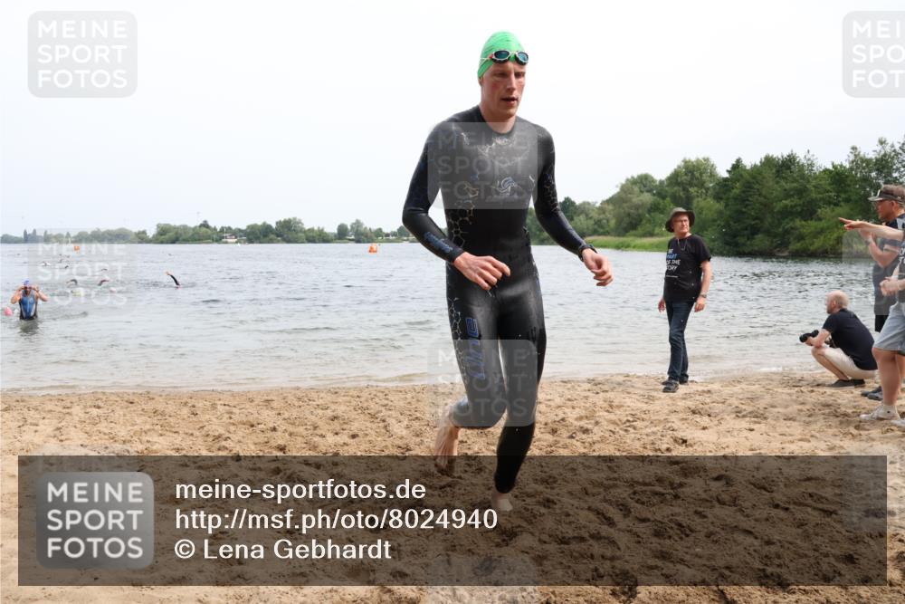 15.06.2025 - 27. Vierlanden-Triathlon Lena Gebhardt http://msf.ph/oto/8024940 15.06.2025 10:56:32 Schwimmen 685, 764, 771 meine-sportfotos.de