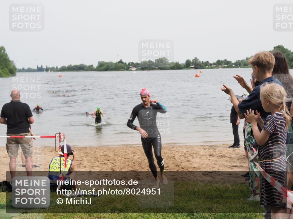 21.06.2025 - 27. Vierlanden-Triathlon MichiJ http://msf.ph/oto/8024951 15.06.2026 10:56:05 Schwimmen 702, 733 meine-sportfotos.de
