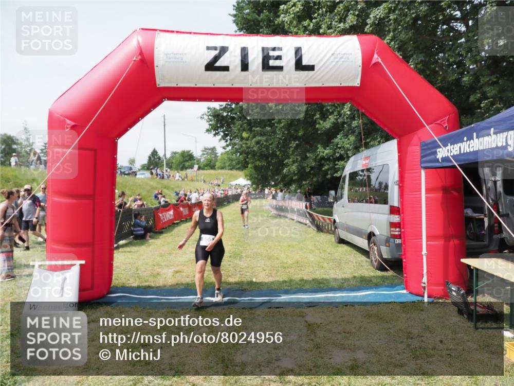 21.06.2025 - 27. Vierlanden-Triathlon MichiJ http://msf.ph/oto/8024956 15.06.2026 11:53:08 Ziel 488, 550 meine-sportfotos.de