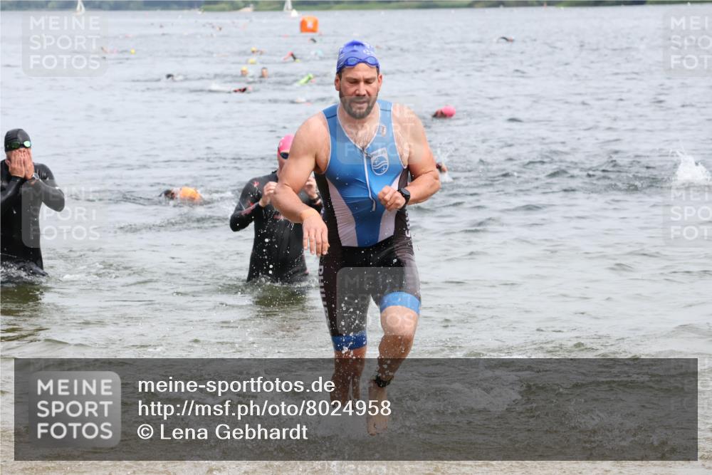 15.06.2025 - 27. Vierlanden-Triathlon Lena Gebhardt http://msf.ph/oto/8024958 15.06.2025 10:56:37 Schwimmen 685, 691, 764, 771 meine-sportfotos.de