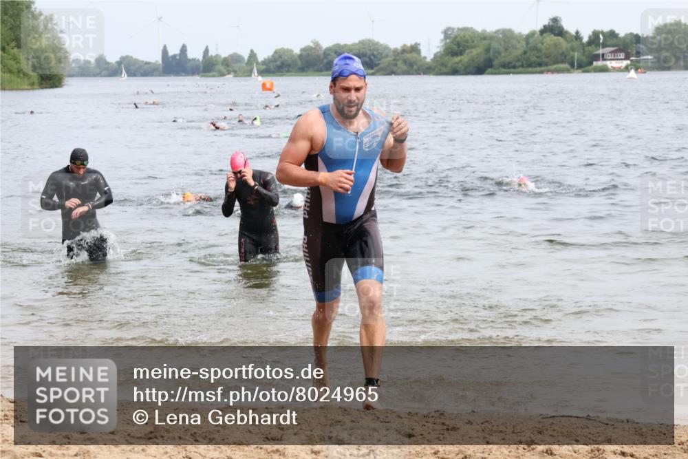 15.06.2025 - 27. Vierlanden-Triathlon Lena Gebhardt http://msf.ph/oto/8024965 15.06.2025 10:56:38 Schwimmen 642, 685, 691, 764, 771 meine-sportfotos.de