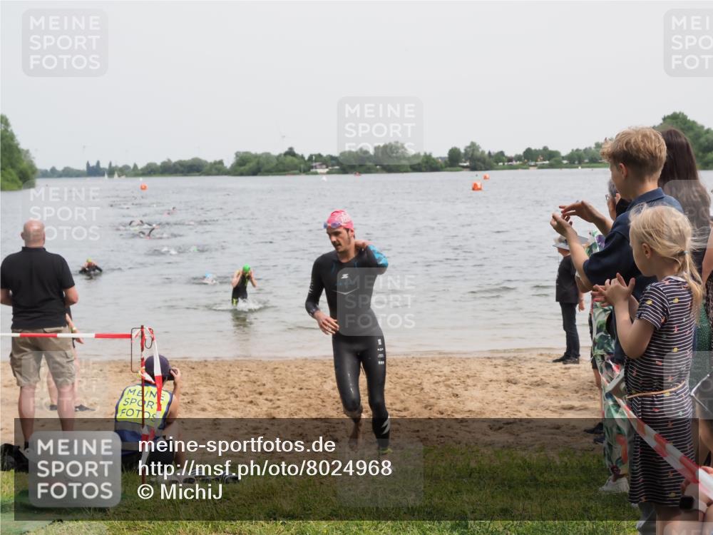 21.06.2025 - 27. Vierlanden-Triathlon MichiJ http://msf.ph/oto/8024968 15.06.2026 10:56:05 Schwimmen 702, 733 meine-sportfotos.de