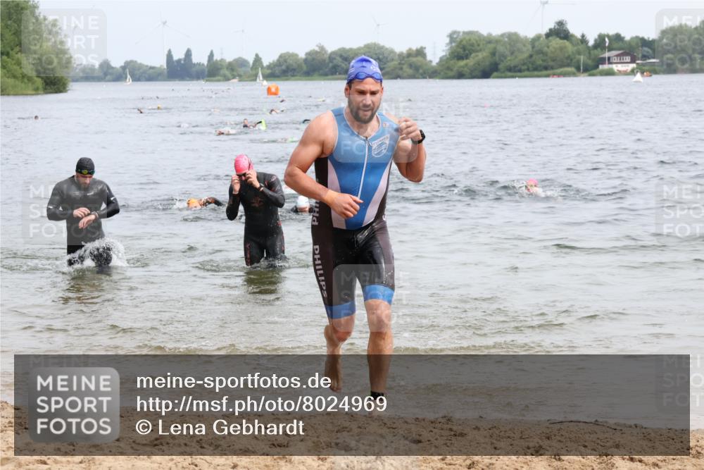15.06.2025 - 27. Vierlanden-Triathlon Lena Gebhardt http://msf.ph/oto/8024969 15.06.2025 10:56:38 Schwimmen 642, 685, 691, 764, 771 meine-sportfotos.de