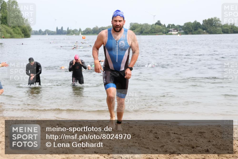 15.06.2025 - 27. Vierlanden-Triathlon Lena Gebhardt http://msf.ph/oto/8024970 15.06.2025 10:56:39 Schwimmen 642, 651, 685, 691, 764, 771 meine-sportfotos.de