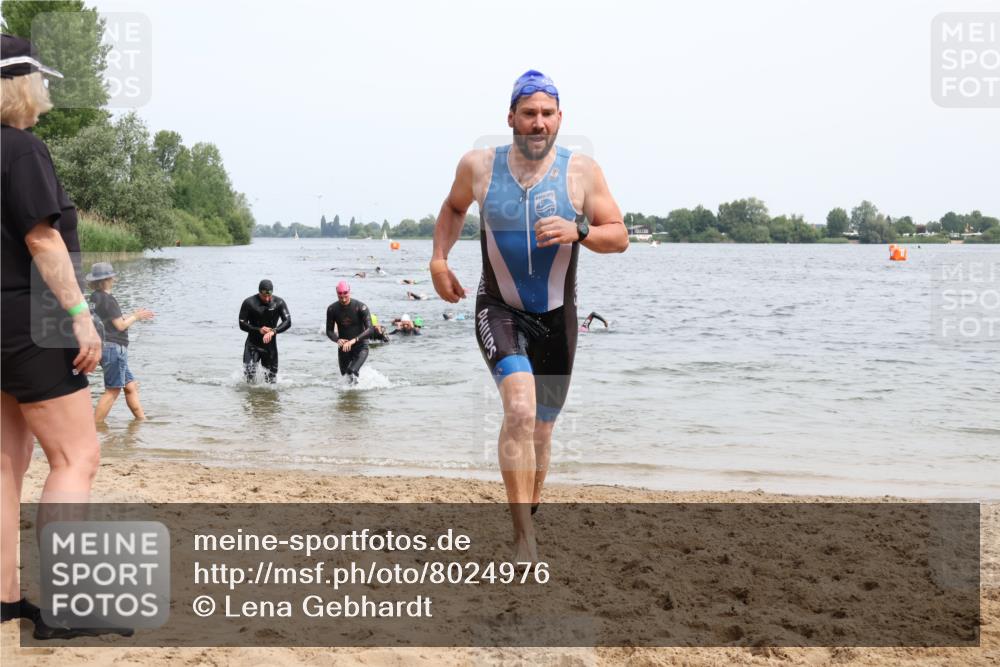 15.06.2025 - 27. Vierlanden-Triathlon Lena Gebhardt http://msf.ph/oto/8024976 15.06.2025 10:56:40 Schwimmen 642, 651, 685, 691, 764 meine-sportfotos.de