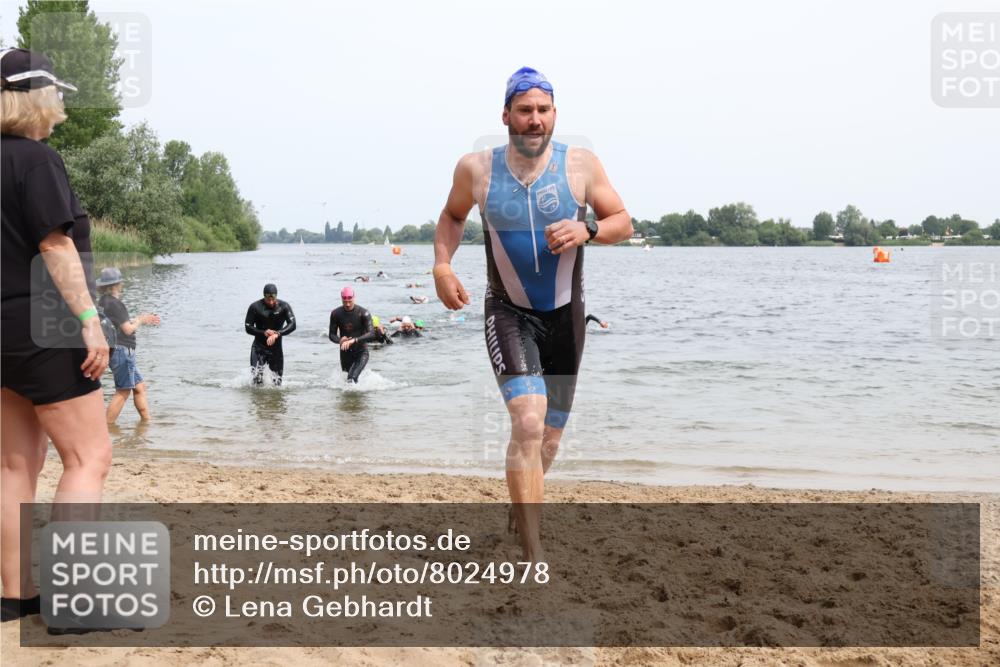 15.06.2025 - 27. Vierlanden-Triathlon Lena Gebhardt http://msf.ph/oto/8024978 15.06.2025 10:56:40 Schwimmen 642, 651, 685, 691, 764 meine-sportfotos.de