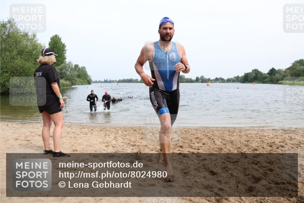15.06.2025 - 27. Vierlanden-Triathlon Lena Gebhardt http://msf.ph/oto/8024980 15.06.2025 10:56:40 Schwimmen 642, 651, 685, 691, 764 meine-sportfotos.de