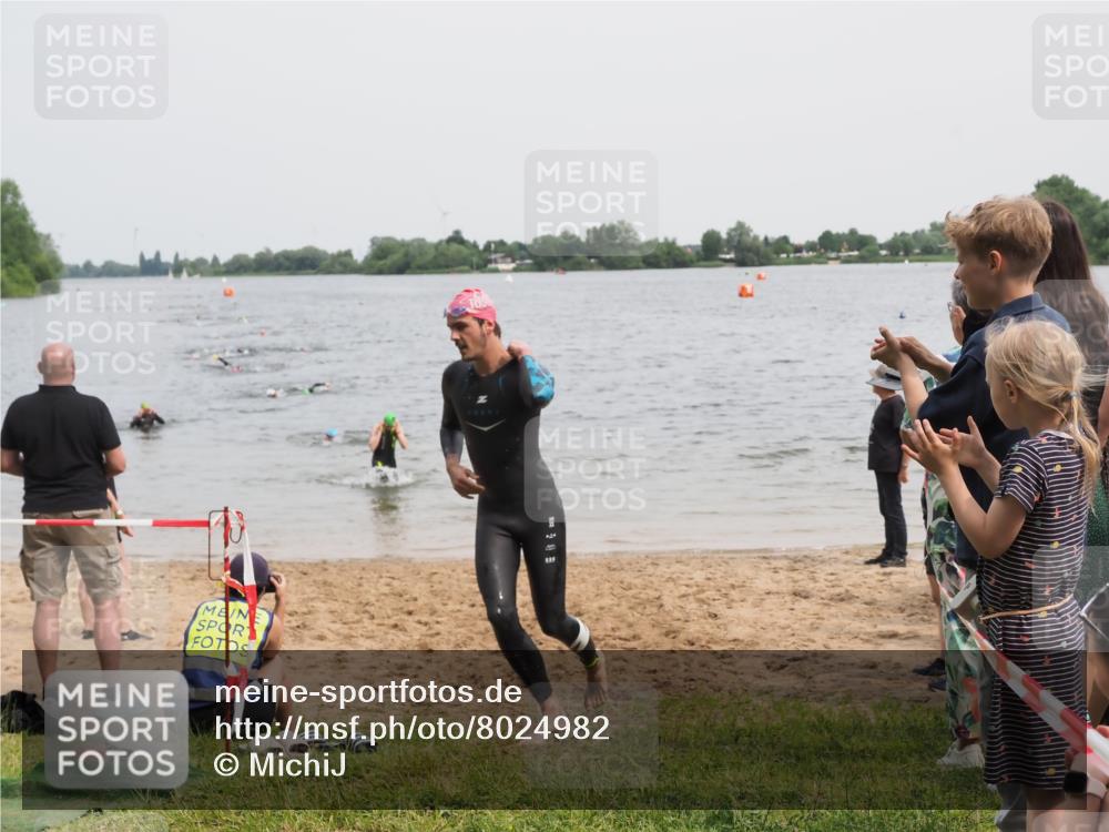 21.06.2025 - 27. Vierlanden-Triathlon MichiJ http://msf.ph/oto/8024982 15.06.2026 10:56:05 Schwimmen 702, 733 meine-sportfotos.de