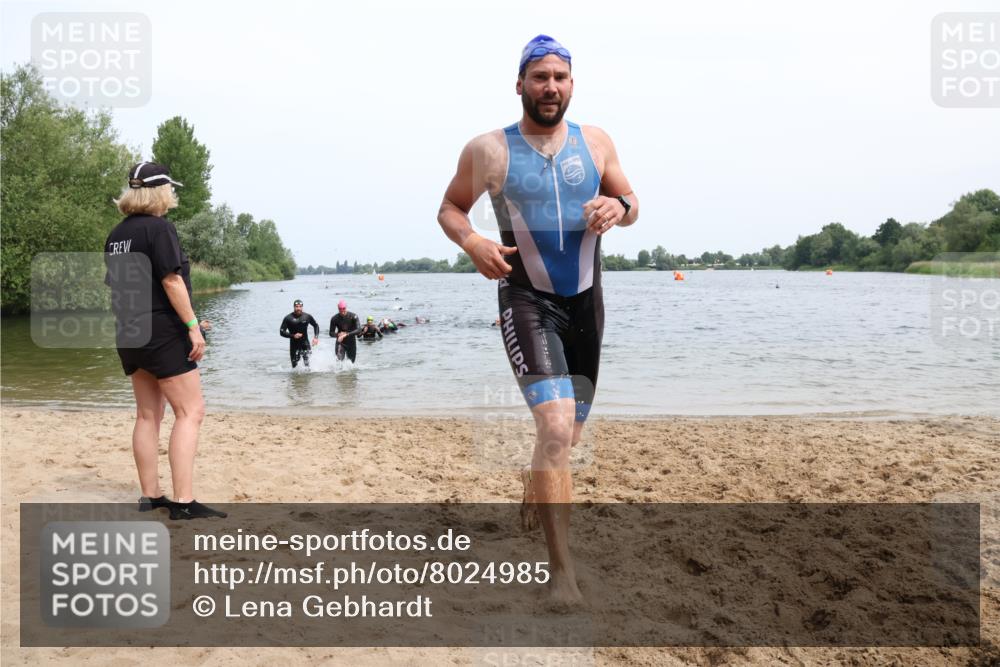 15.06.2025 - 27. Vierlanden-Triathlon Lena Gebhardt http://msf.ph/oto/8024985 15.06.2025 10:56:40 Schwimmen 642, 651, 685, 691, 764 meine-sportfotos.de