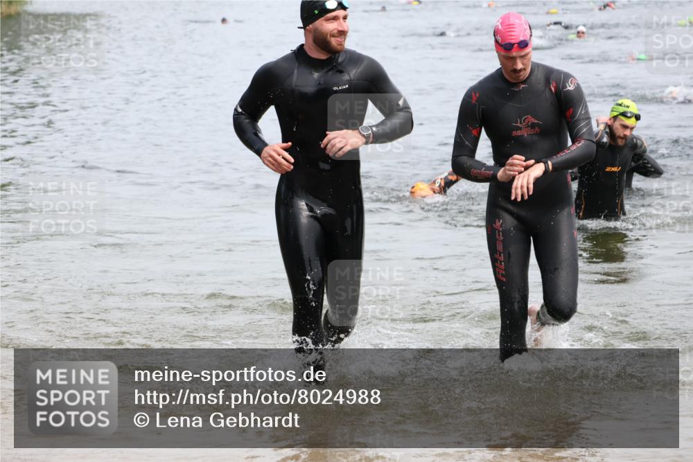15.06.2025 - 27. Vierlanden-Triathlon Lena Gebhardt http://msf.ph/oto/8024988 15.06.2025 10:56:42 Schwimmen 642, 651, 685, 691, 755 meine-sportfotos.de