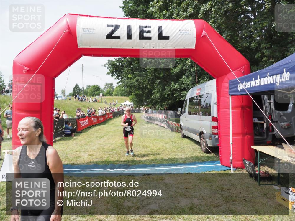 21.06.2025 - 27. Vierlanden-Triathlon MichiJ http://msf.ph/oto/8024994 15.06.2026 11:53:11 Ziel 488, 550 meine-sportfotos.de