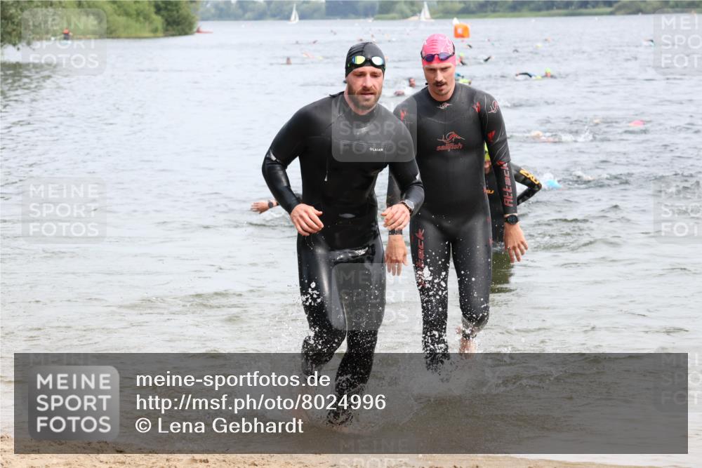 15.06.2025 - 27. Vierlanden-Triathlon Lena Gebhardt http://msf.ph/oto/8024996 15.06.2025 10:56:43 Schwimmen 642, 651, 685, 688, 691, 755 meine-sportfotos.de
