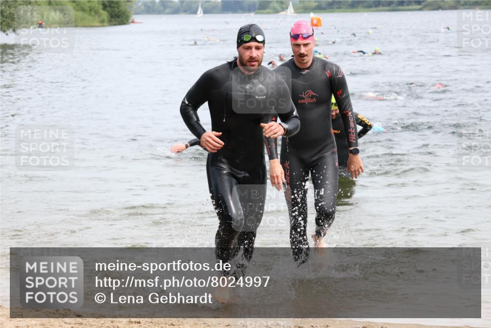 15.06.2025 - 27. Vierlanden-Triathlon Lena Gebhardt http://msf.ph/oto/8024997 15.06.2025 10:56:43 Schwimmen 642, 651, 685, 688, 691, 755 meine-sportfotos.de