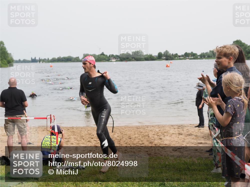 21.06.2025 - 27. Vierlanden-Triathlon MichiJ http://msf.ph/oto/8024998 15.06.2026 10:56:06 Schwimmen 702, 733 meine-sportfotos.de