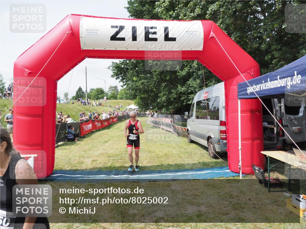 21.06.2025 - 27. Vierlanden-Triathlon MichiJ http://msf.ph/oto/8025002 15.06.2026 11:53:12 Ziel 488, 550 meine-sportfotos.de