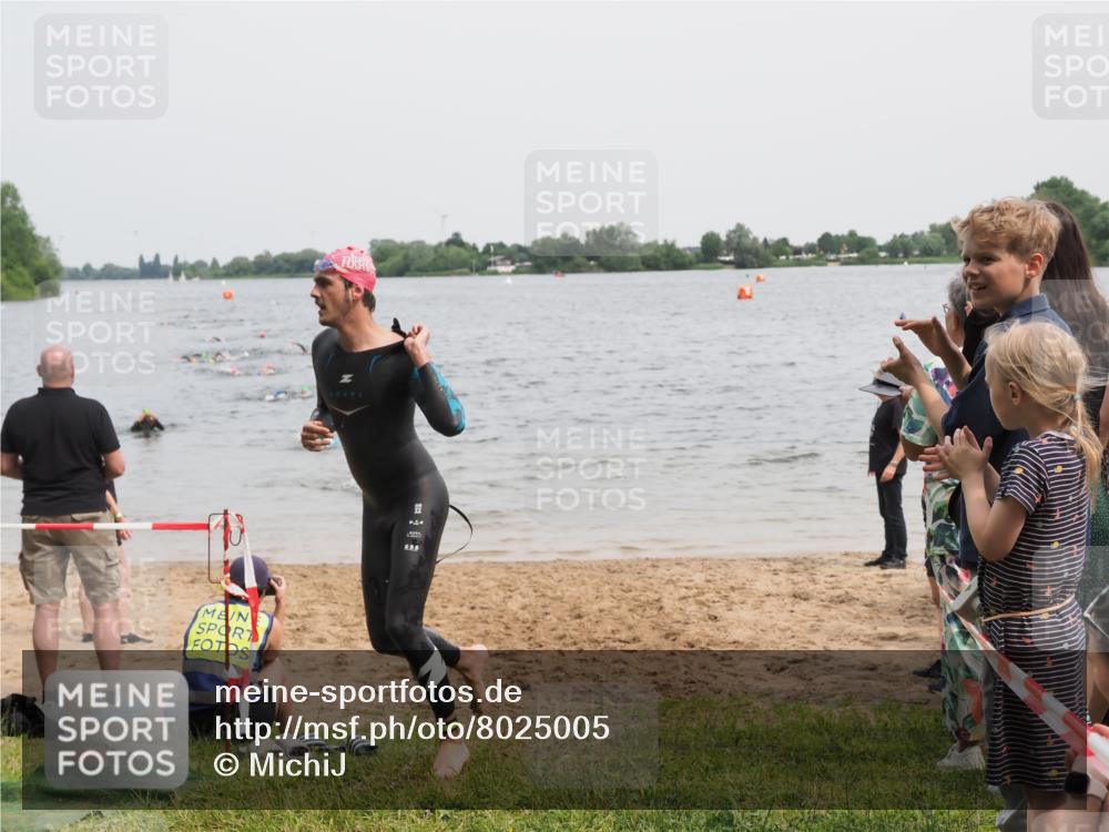 21.06.2025 - 27. Vierlanden-Triathlon MichiJ http://msf.ph/oto/8025005 15.06.2026 10:56:06 Schwimmen 702, 733 meine-sportfotos.de