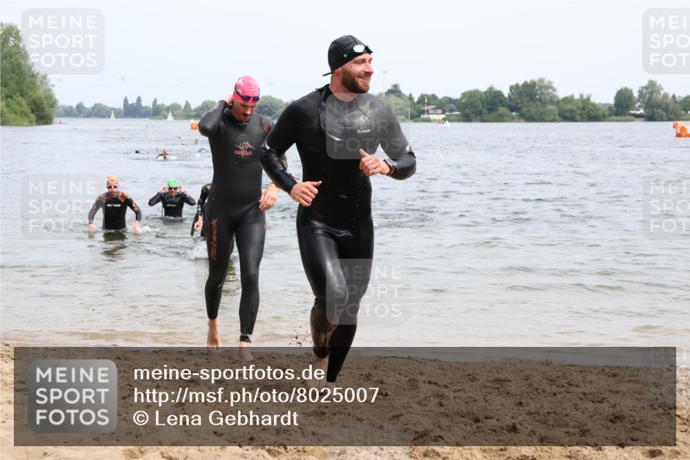 15.06.2025 - 27. Vierlanden-Triathlon Lena Gebhardt http://msf.ph/oto/8025007 15.06.2025 10:56:45 Schwimmen 642, 651, 685, 688, 691, 755 meine-sportfotos.de