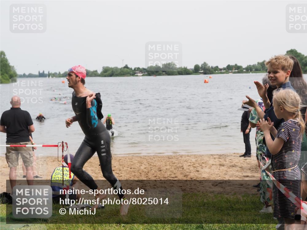 21.06.2025 - 27. Vierlanden-Triathlon MichiJ http://msf.ph/oto/8025014 15.06.2026 10:56:06 Schwimmen 702, 733 meine-sportfotos.de
