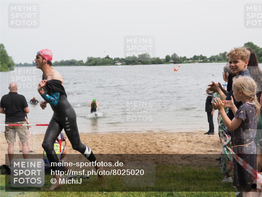 21.06.2025 - 27. Vierlanden-Triathlon MichiJ http://msf.ph/oto/8025020 15.06.2026 10:56:06 Schwimmen 702, 733 meine-sportfotos.de