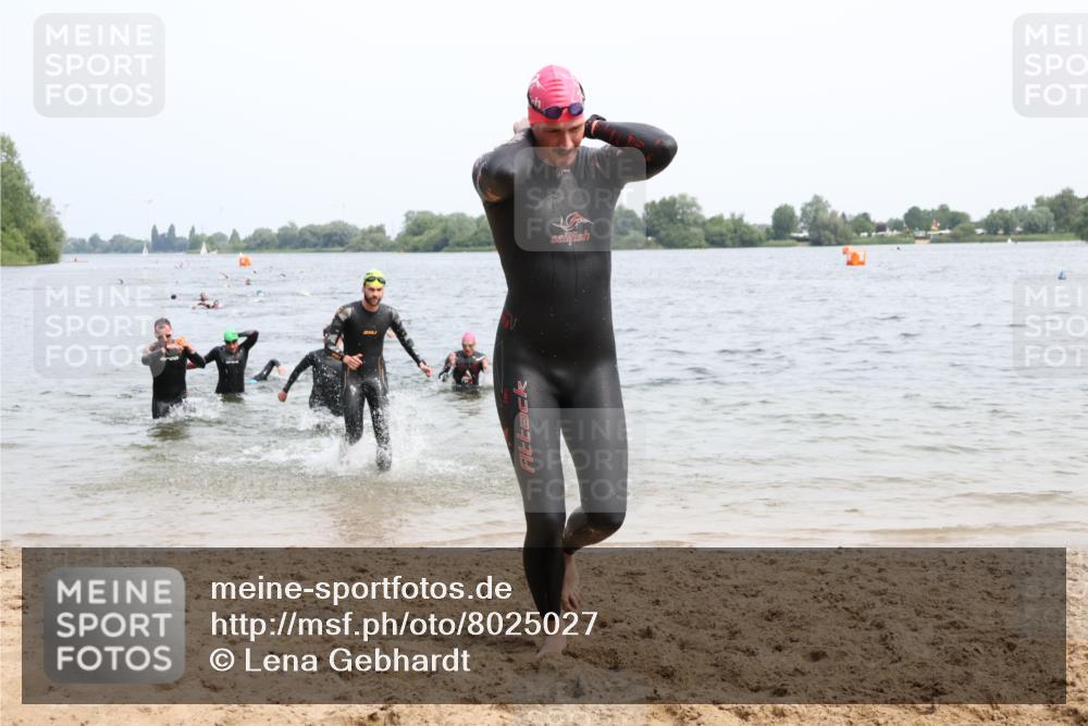 15.06.2025 - 27. Vierlanden-Triathlon Lena Gebhardt http://msf.ph/oto/8025027 15.06.2025 10:56:47 Schwimmen 642, 651, 685, 688, 691, 755 meine-sportfotos.de