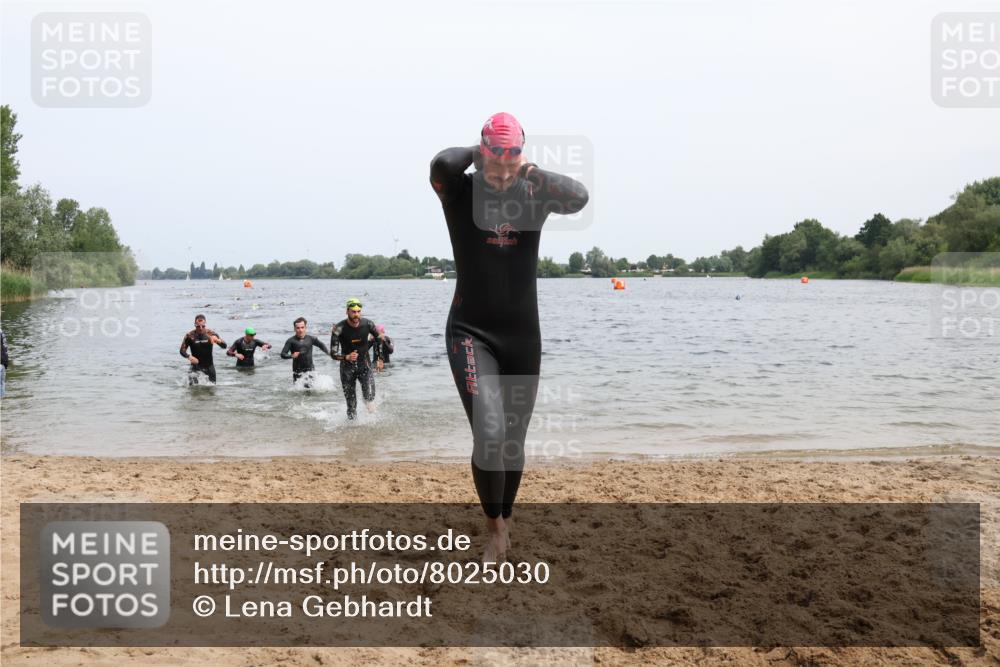 15.06.2025 - 27. Vierlanden-Triathlon Lena Gebhardt http://msf.ph/oto/8025030 15.06.2025 10:56:48 Schwimmen 642, 651, 685, 688, 691, 755 meine-sportfotos.de