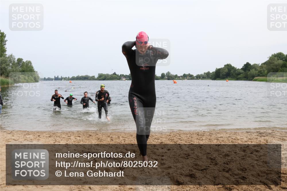 15.06.2025 - 27. Vierlanden-Triathlon Lena Gebhardt http://msf.ph/oto/8025032 15.06.2025 10:56:48 Schwimmen 642, 651, 685, 688, 691, 755 meine-sportfotos.de