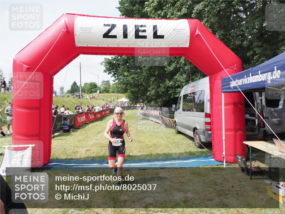 21.06.2025 - 27. Vierlanden-Triathlon MichiJ http://msf.ph/oto/8025037 15.06.2026 11:53:12 Ziel 488, 550 meine-sportfotos.de
