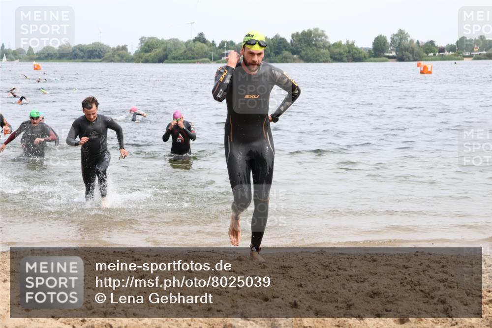 15.06.2025 - 27. Vierlanden-Triathlon Lena Gebhardt http://msf.ph/oto/8025039 15.06.2025 10:56:49 Schwimmen 642, 651, 685, 688, 691, 711, 718, 755 meine-sportfotos.de