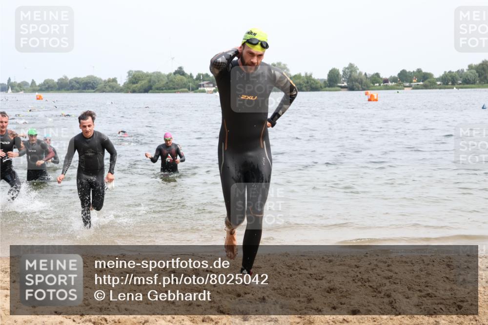 15.06.2025 - 27. Vierlanden-Triathlon Lena Gebhardt http://msf.ph/oto/8025042 15.06.2025 10:56:50 Schwimmen 642, 651, 654, 688, 691, 711, 718, 755 meine-sportfotos.de