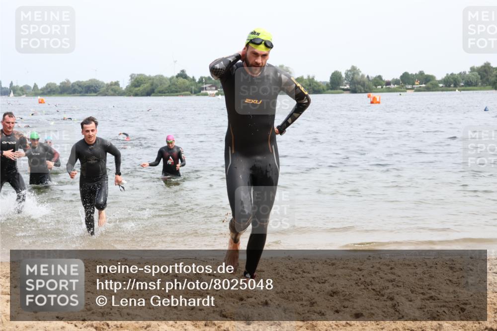 15.06.2025 - 27. Vierlanden-Triathlon Lena Gebhardt http://msf.ph/oto/8025048 15.06.2025 10:56:50 Schwimmen 642, 651, 654, 688, 691, 711, 718, 755 meine-sportfotos.de