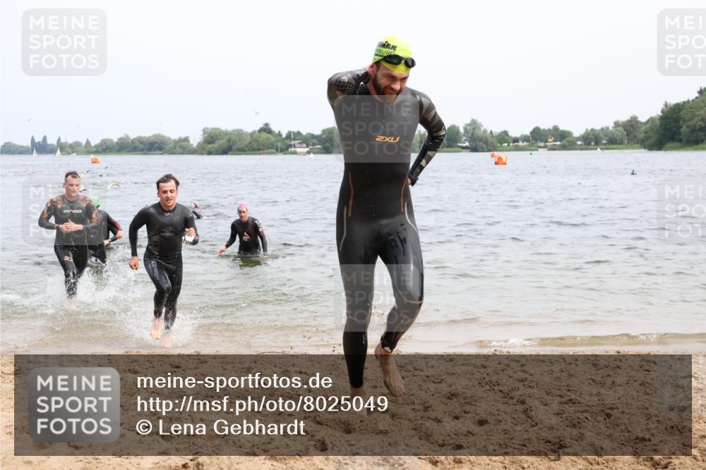 15.06.2025 - 27. Vierlanden-Triathlon Lena Gebhardt http://msf.ph/oto/8025049 15.06.2025 10:56:50 Schwimmen 642, 651, 654, 688, 691, 711, 718, 755 meine-sportfotos.de